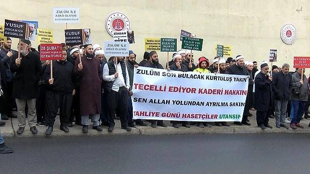 Adliye önünde toplanan Gümüşel’in müritleri ise ‘hocalarının’ tahliyesini istedi.